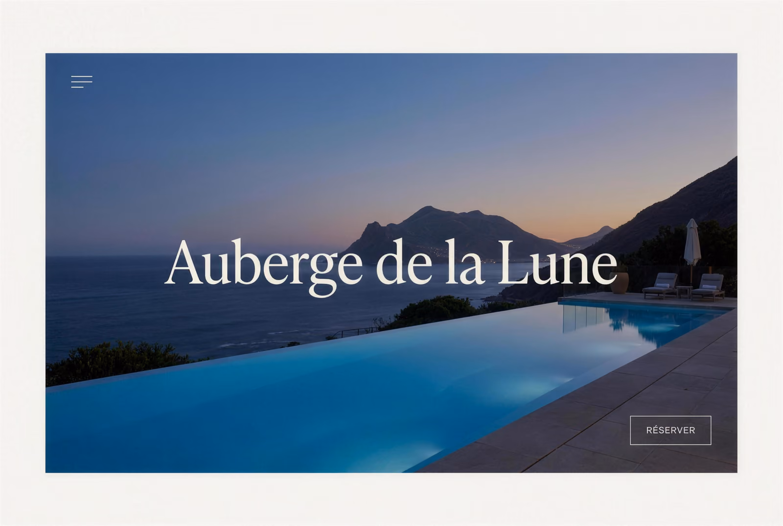 Site de l'hôtel Auberge de la Lune : piscine à débordement au crépuscule