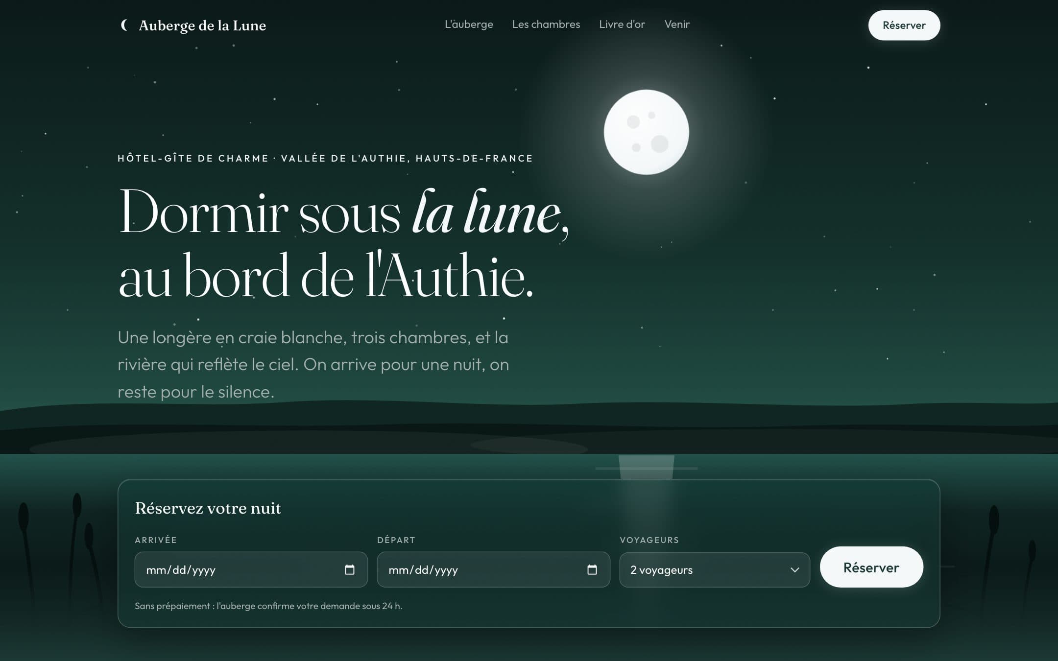 Site de démonstration de l'hôtel fictif Auberge de la Lune : pleine lune sur la rivière et barre de réservation « Réservez votre nuit »