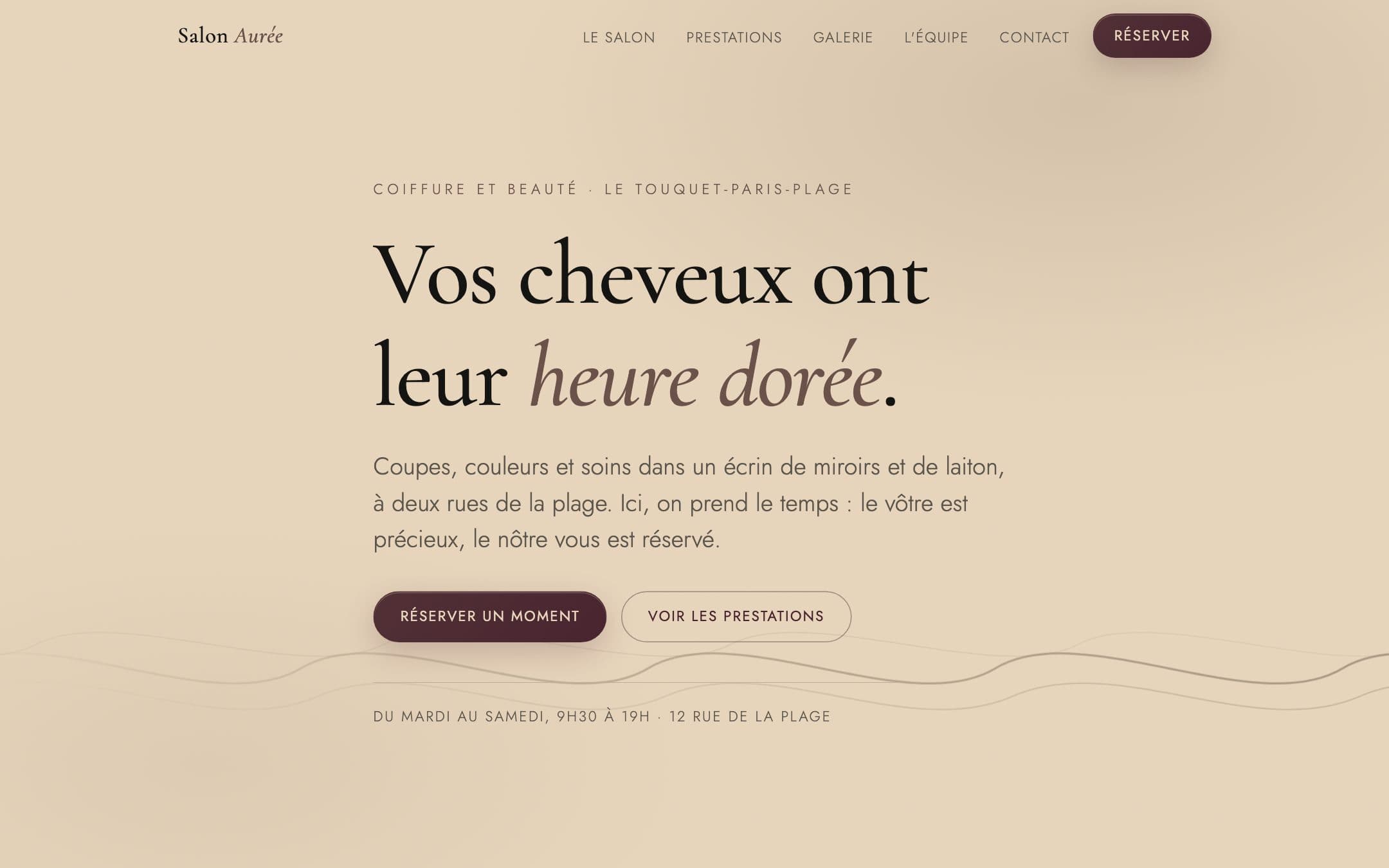 Site de démonstration du salon fictif Salon Aurée : accroche « Vos cheveux ont leur heure dorée » et ondes santal sur fond amande clair